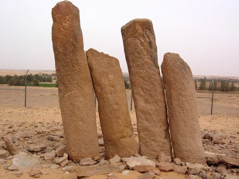 أعمدة الرجاجيل الصخرية المنتصبة