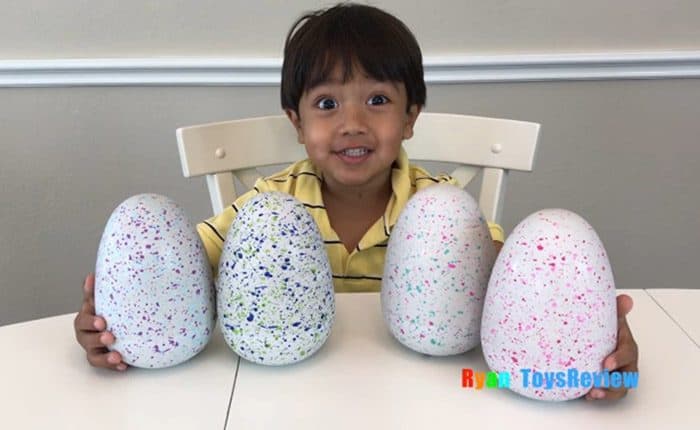 طفل مع ألعاب