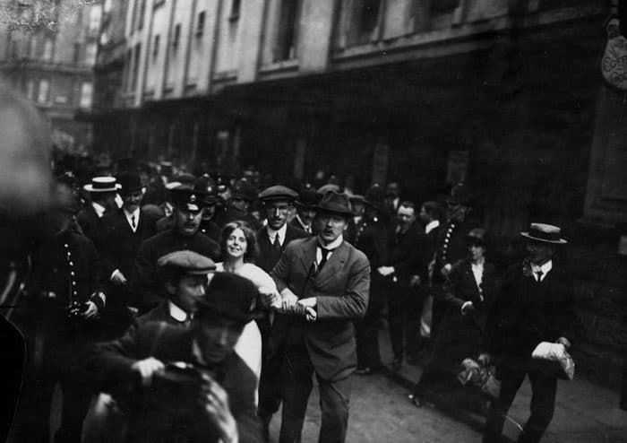 الانجليزية (آنِّي كيني) Annie Kenney المطالبة بحقوق المرأة في الاقتراع، مقبوض عليها خلال تظاهرة.