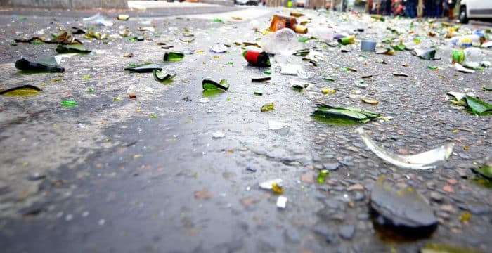 زجاج في الشارع