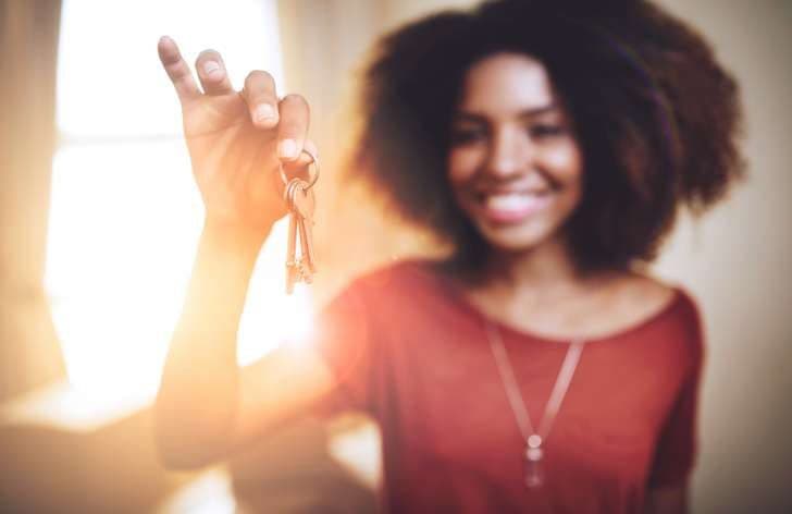 امرأة تلوح بمفاتيحها أمام الكاميرا