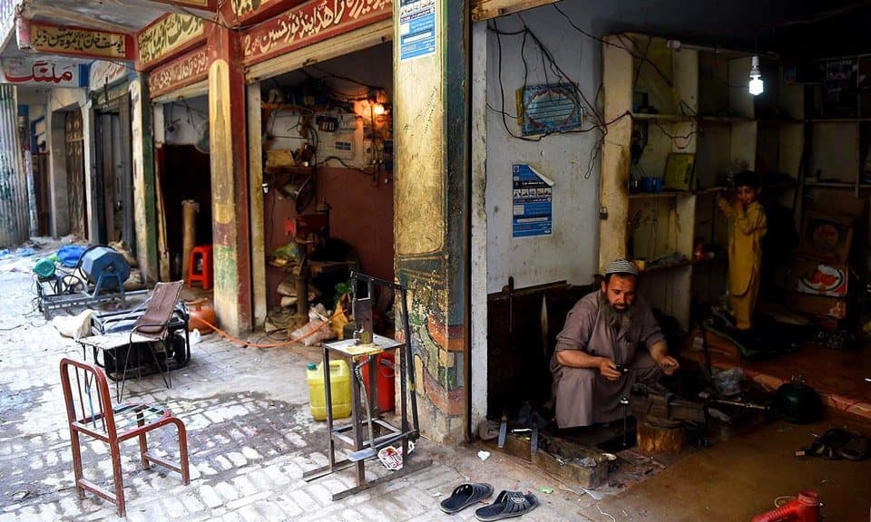 إحدى الورشات التي يتم فيها صناعة الأسلحة المقلدة غير القانونية.