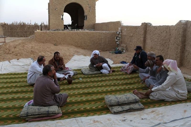 مرضى يسترخون بعد إنهاء حمام الرمال الساخنة في منطقة استراحة حيث يمكنهم قضاء الليلة في (سيوا) بمصر.
