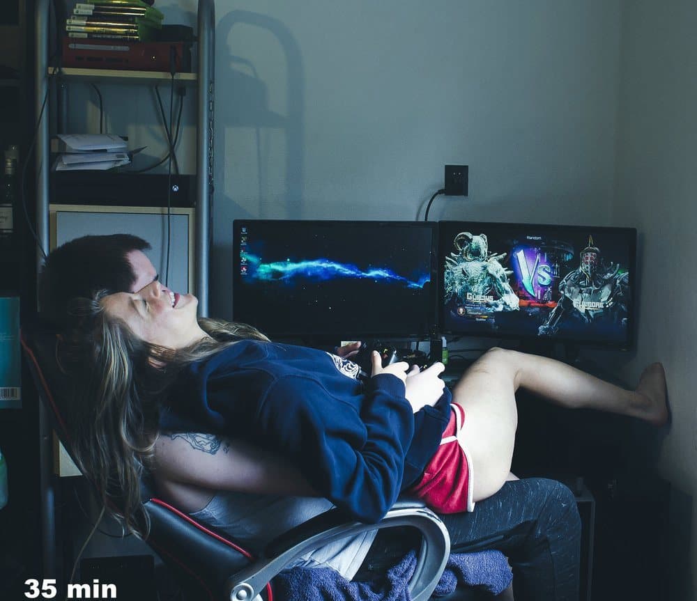 شابة وحبيبها في وضعية حميمية