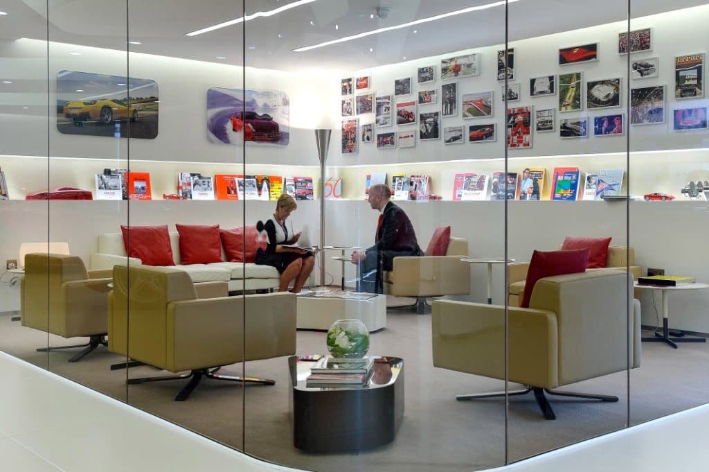 مكتب أحد وكلاء شركة فيراري