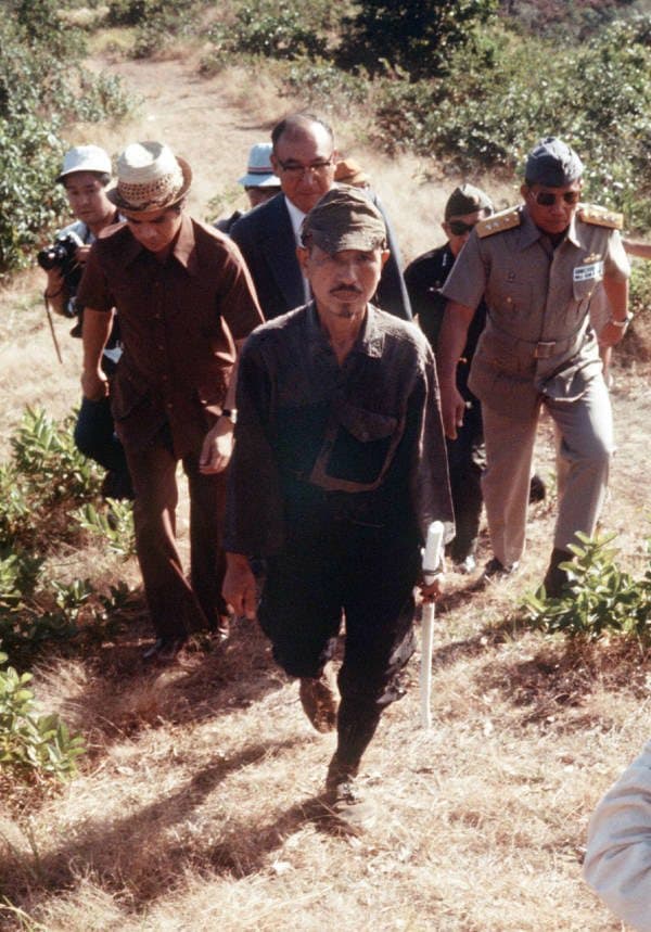 مرافقة (هيرو أونودا) خارج الأدغال في سنة 1974.