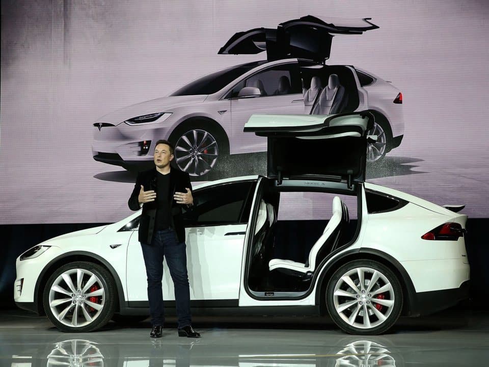 إيلون موسك وسيارة تيسلا