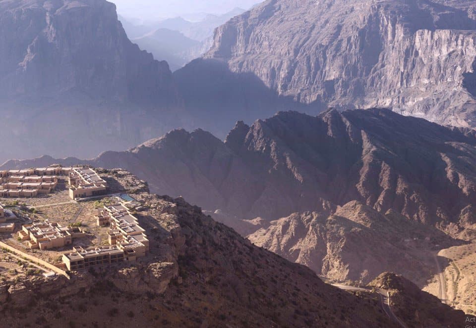 منتجع عليلة الجبل الأخضر واندماجه مع خلفية المناظر الجبلية الساحرة