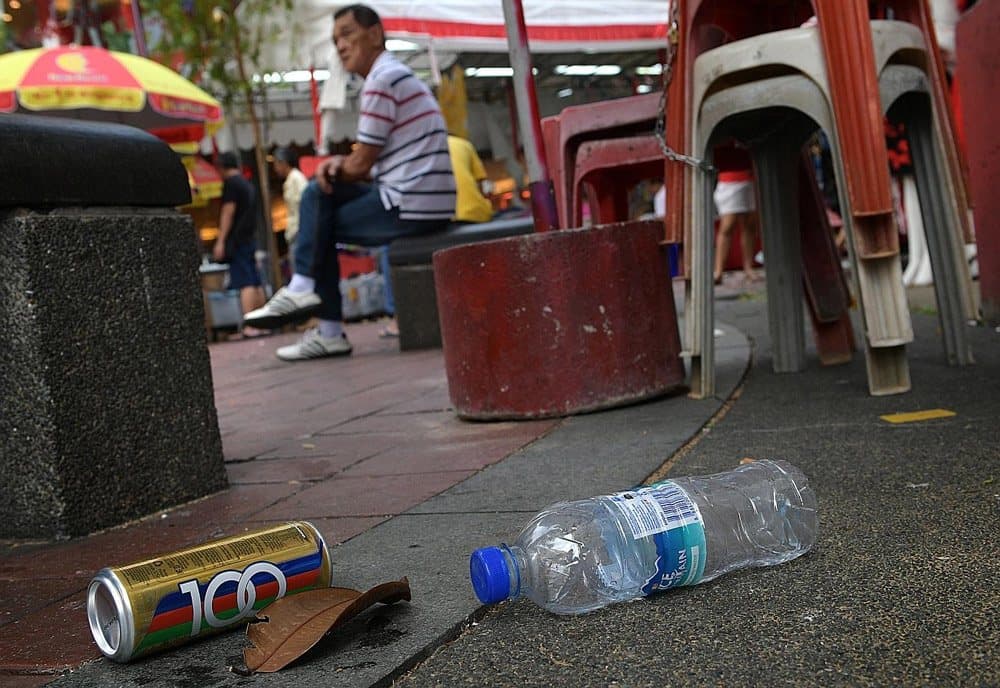قمامة مرمية في سنغافورة