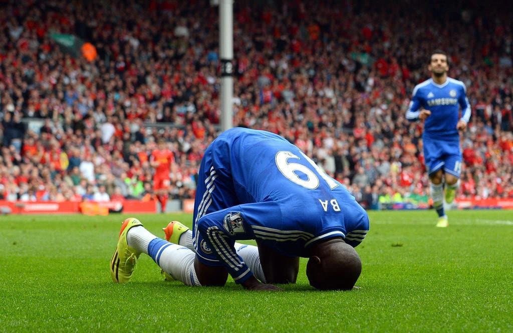 في الصورة يظهر اللاعب والزميل السابق لصلاح وهو ساجدا محتفلا بالهدف الذي أحرزه ضد الريدز