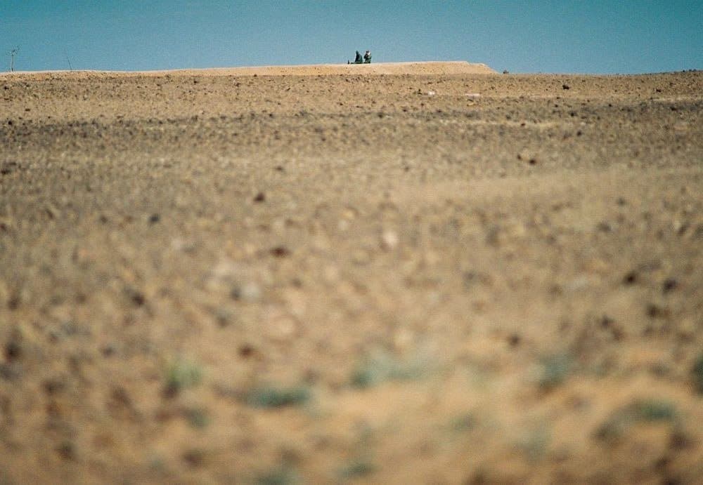جنود مغربيون يشرفون على حراسة وصيانة الجدار العسكري المغربي الصحراوي