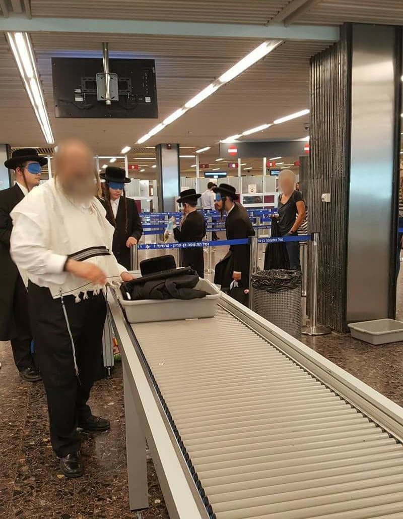 يهود حسيديون متشددون يرتدون عصابات على أعينهم حتى لا يروا النساء ”غير المحتشمات“