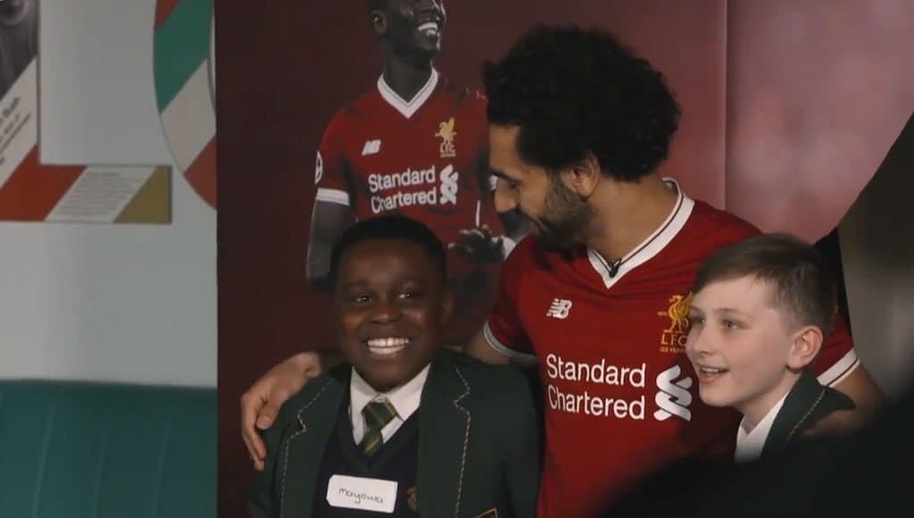 محمد صلاح يحضن طفلين أبيض وأسود بابتسامة عريضة