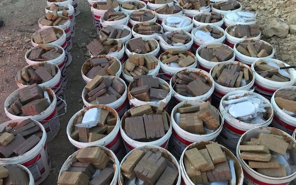 صورة دلاء مملوءة بمنتوجات القنب الهندي من المخدرات