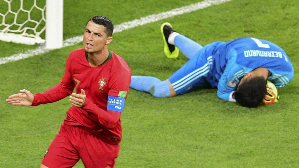 اللحظة التي صد فيها الحارس الإيراني ركلة الجزاء التي سددها رونالدو