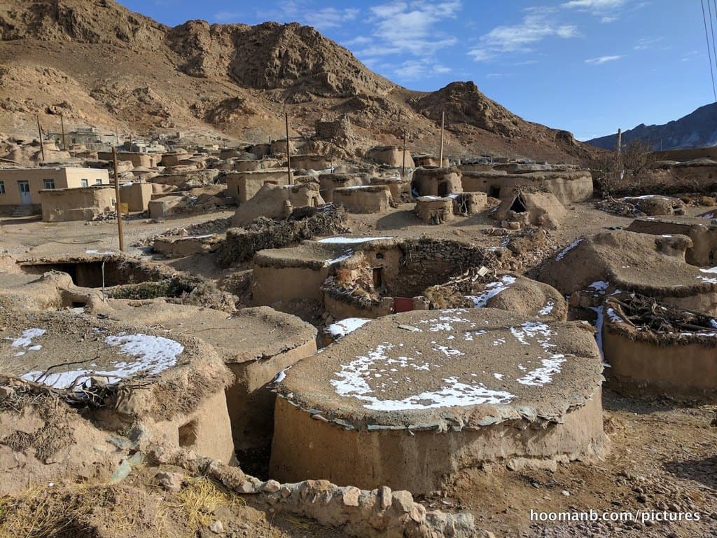 بيوت توضح العمارة المحلية لقرية الأقزام (ماخونيك) في إيران.
