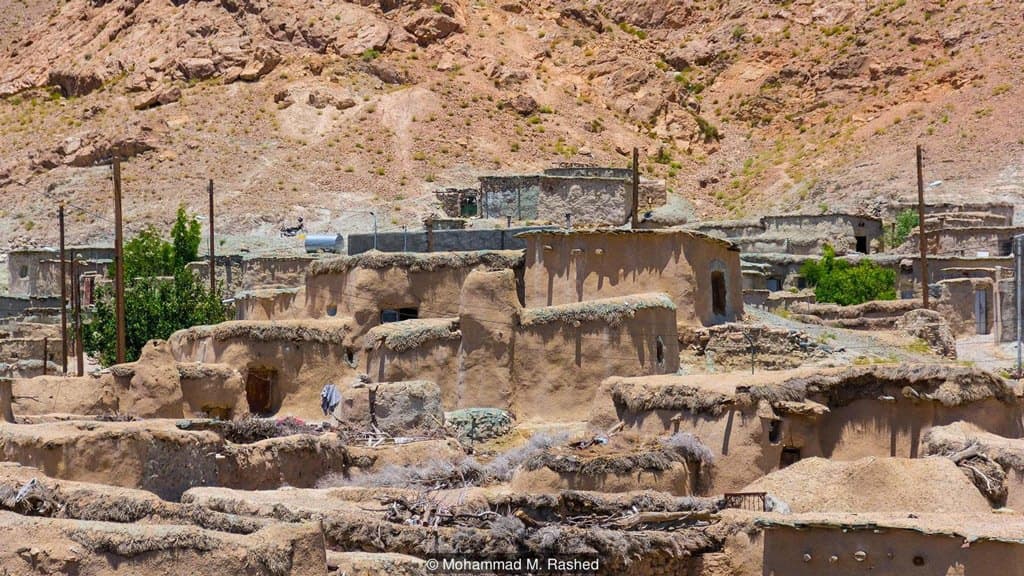 بيوت توضح العمارة المحلية لقرية الأقزام (ماخونيك) في إيران.