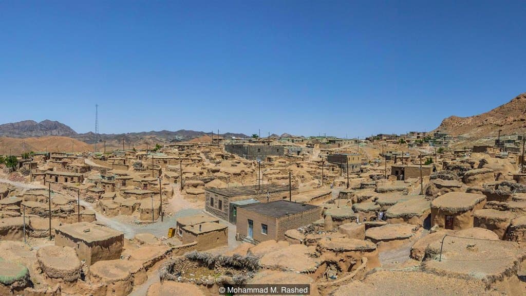 بيوت توضح العمارة المحلية لقرية الأقزام (ماخونيك) في إيران.