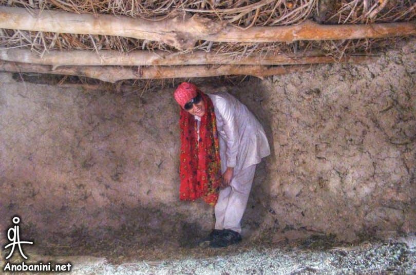 ارتفاع أسقف بيوت قرية (ماخونيك) مقارنة بطول انسان عادي.