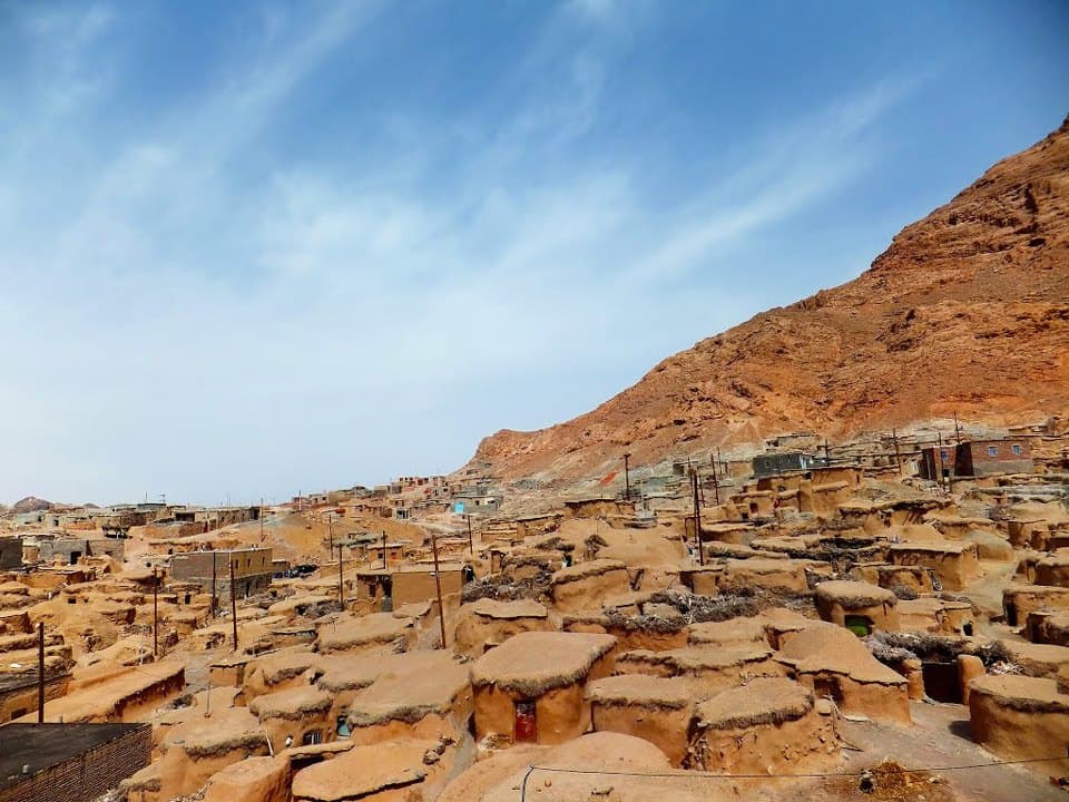 تداخل بيوت الطوب الجديدة مع بيوت قرية (ماخونيك) القديمة