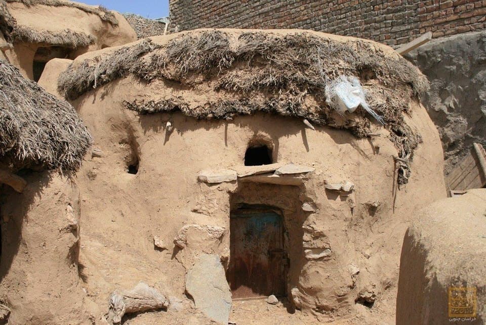 ترتفع بيوت قرية (ماخونيك) متر واحد على مستوى الأرض، ويجب عليهم الانحناء للمرور عبر الأبواب الخشبية للدخول.