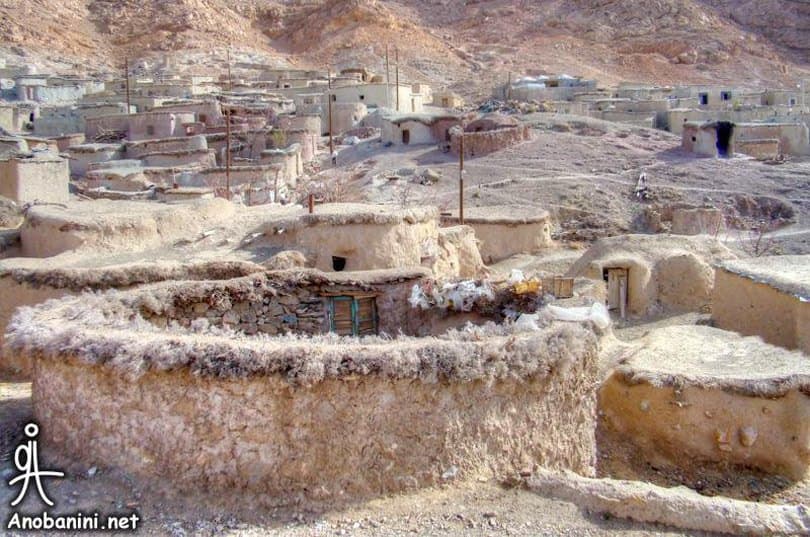بيوت توضح العمارة المحلية لقرية الأقزام (ماخونيك) في إيران.