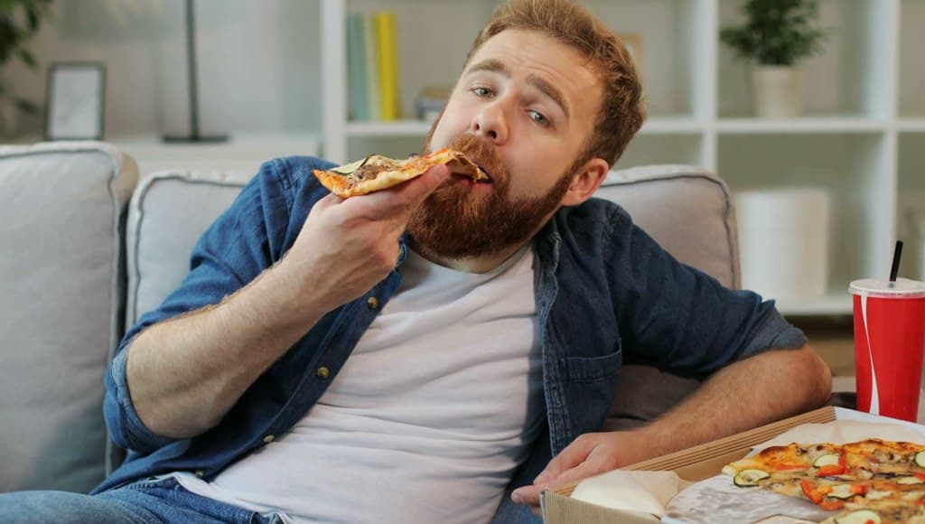 تناول البيتزا على الأريكة
