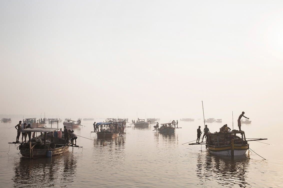  قوارب التنقيب غير الشرعي عن الرمال في خليج Thane Creek في منطقة Maharashtra في الهند 