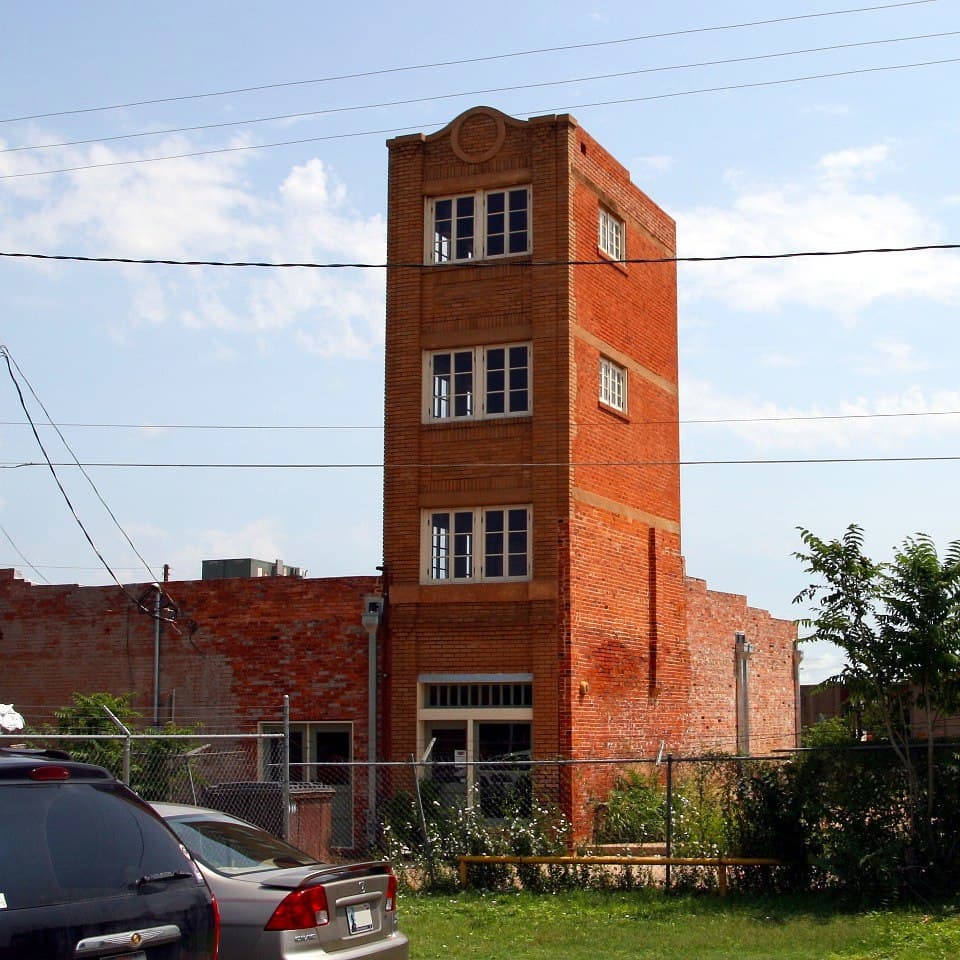 مبنى (مكماهون-نيوباي) والمعروف باسم ”أصغر ناطحة سحاب في العالم“.
