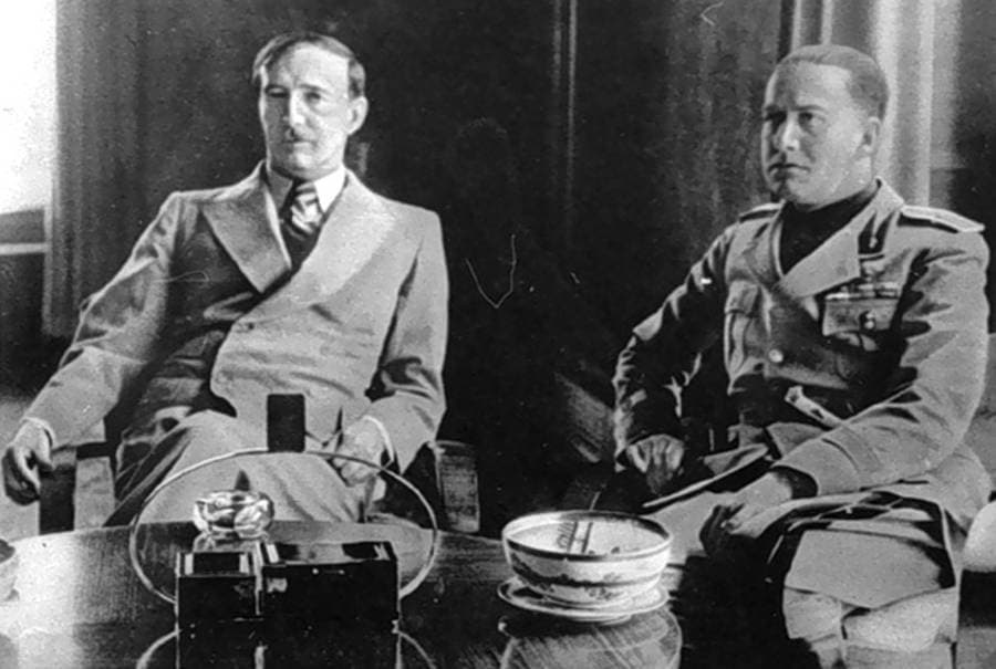 الملك (زوغ) الأول مع وزير الخارجية الإيطالي (جيان جالياتسو سيانو) في عام 1937.