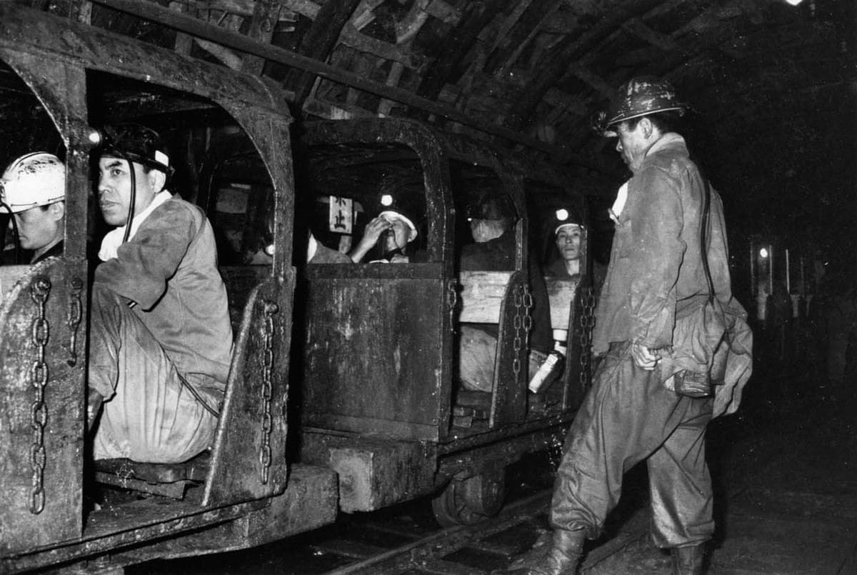 صورة تعود لسنة 1965 لعمال المناجم في جزيرة (هاشيما) اليابانية وهم يهمون بالانطلاق في عملهم