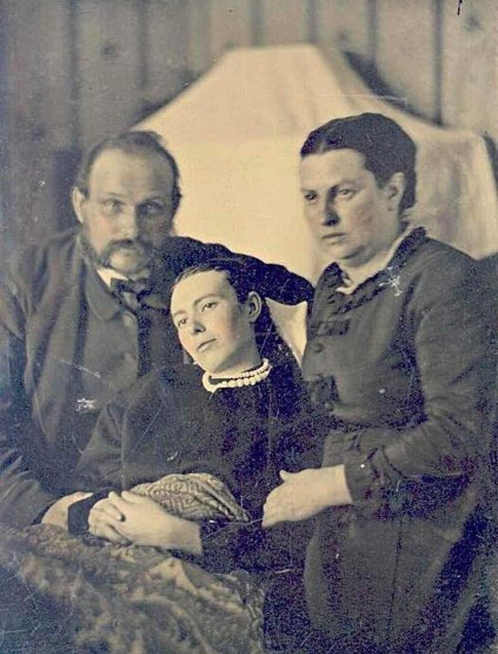صورة لوالدين مع ابنتهما المتوفاة - صورة: Wikimedia Commons