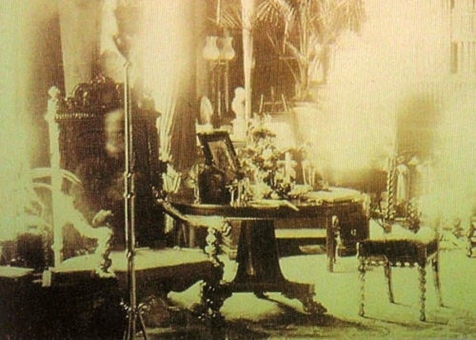 صورة للمكتبة في دير (كومبرمير) التي تم التقاطها عام 1891 - صورة: Sybell Corbet/Wikimedia Commons