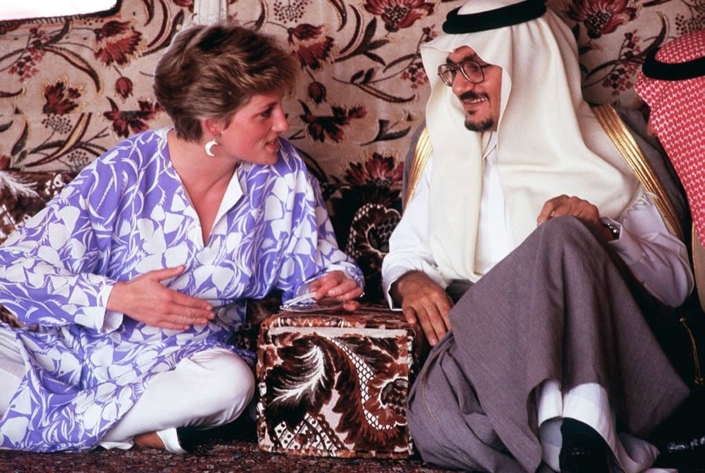 الأميرة ديانا أثناء خرجة سياحية في الصحراء بالقرب من الرياض في المملكة العربية السعودية سنة 1986.