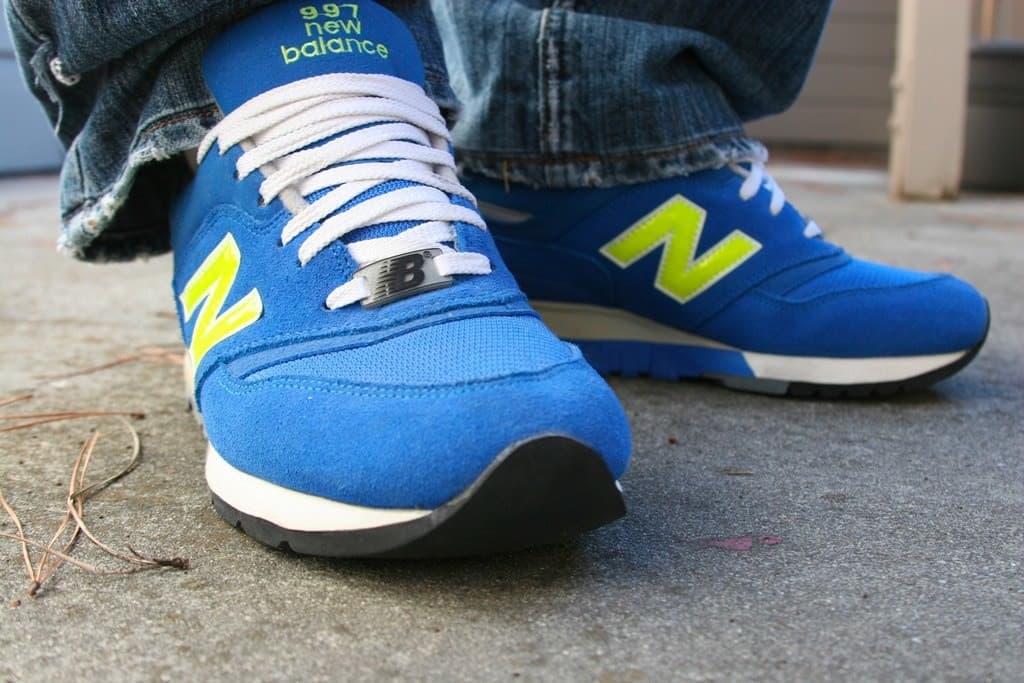 ادعاء أحذية (نيو بالانس) New Balance أنها تساعد مرتديها على حرق السعرات الحرارية