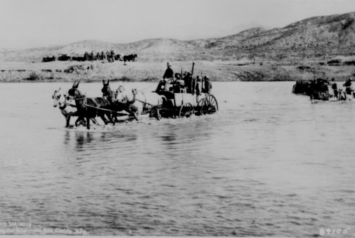 عربات الحنطور تعبر أحد الأنهار في (سان كارلوس) في (أريزونا) سنة 1885.