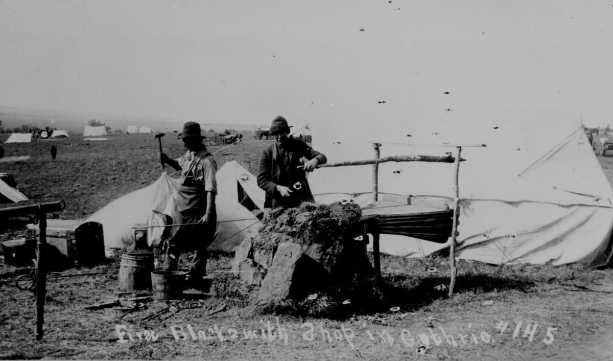أول محل حدادة في بلدة (غوثري) في (أوكلاهوما) سنة 1889.