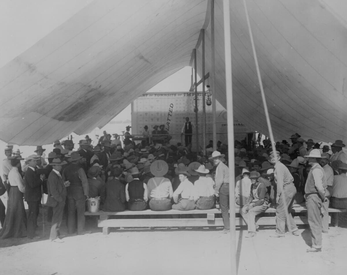 يتم في هذه الصورة بيع بالمزاد العلني لأرض ضمن إقليم جديد في (كاليفورنيا) سنة 1904.