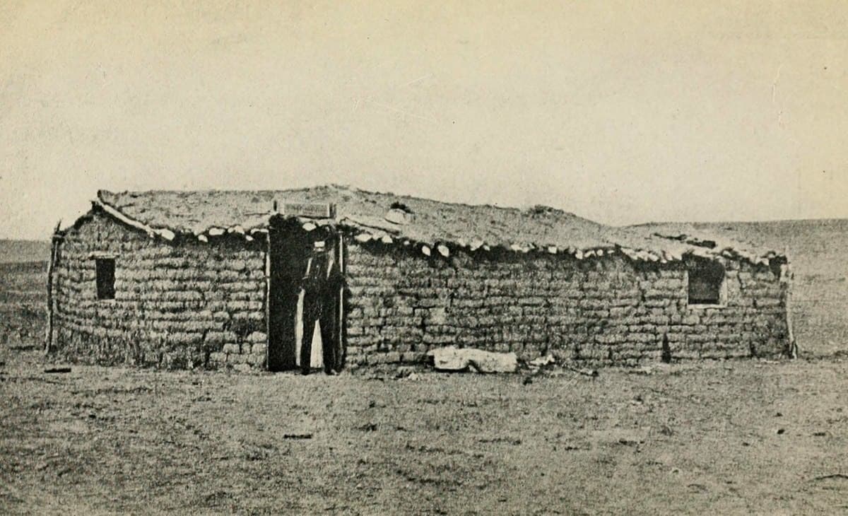 أول منزل يبنى في مدينة (دودج) في (كانساس)، منزل من الطين بني في سنة 1872. التقطت الصورة  سنة 1913.