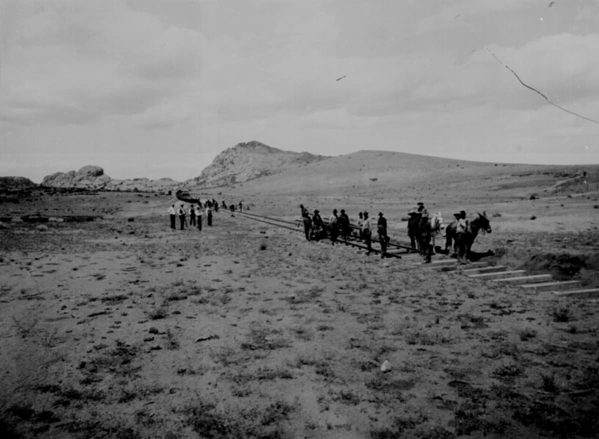 رجال يقومون ببناء السكة الحديدية في (أريزونا) سنة 1898 التي ستربط ”الغرب الأمريكي المتوحش القديم“ مع بقية العالم.