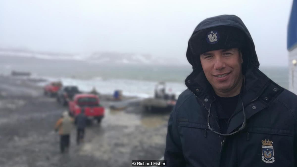 القائد (سيرجيو كيبيلوس) - صورة: Richard Fisher/BBC