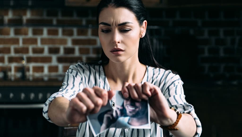 فتاة تمزق صورة حبيبها السابق