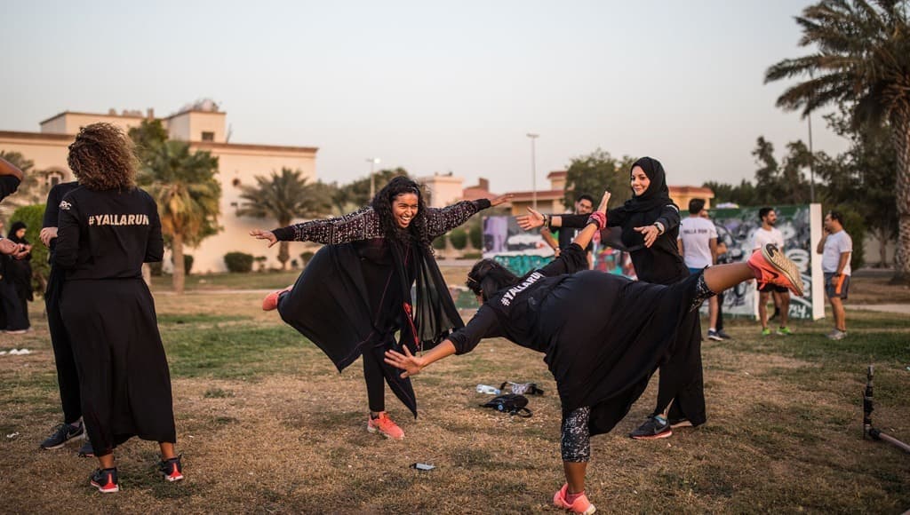 النساء السعوديات يمارسن رياضة الجري في الشوارع تحديا للقيود المفروضة على حرية المرأة