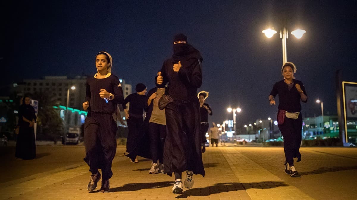 النساء السعوديات يمارسن رياضة الجري في الشوارع تحديا للقيود المفروضة على حرية المرأة