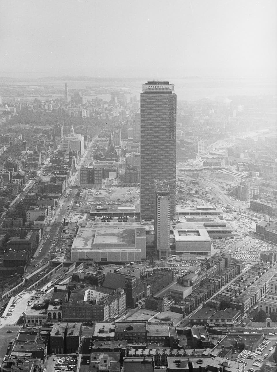 صورة لمبنى Prudential في بوسطن. حوالي عام 1964