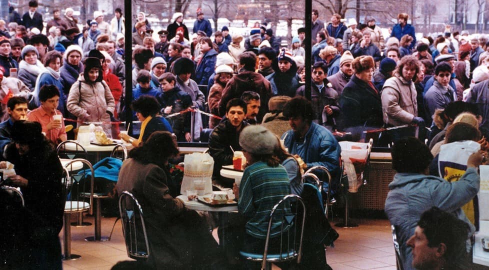 ماكدونالدز، افتتح أول مطعم له في موسكو عام 1990