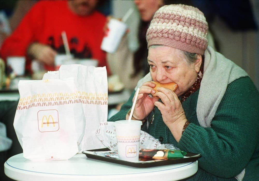 ماكدونالدز، افتتح أول مطعم له في موسكو عام 1990