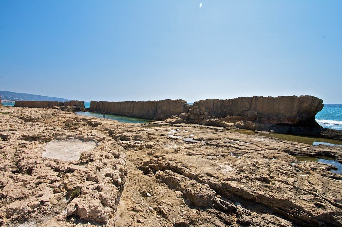 «سور البحر» وهو الجدار البحري الذي شيده الفينيقيون قديما من أجل حماية مدينتهم البترون من أمواج البحر العالية.