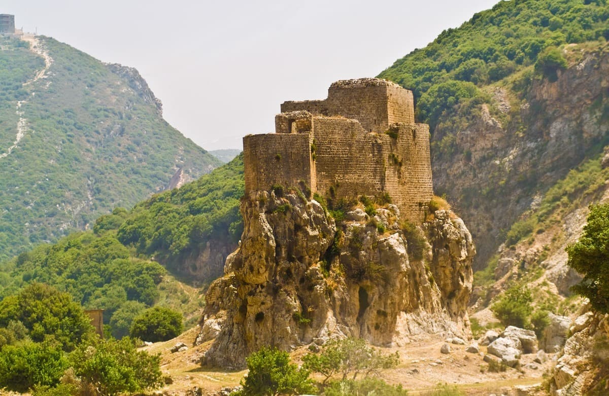 القلعة الصيليبية في المسيلحة بالبترون.