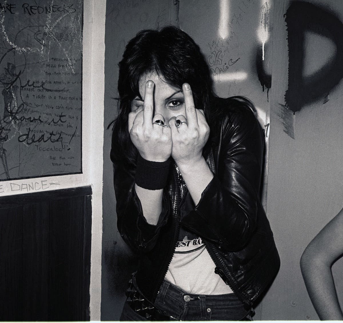 (جوان جيت) من فرقة (ذا رانوايز) The Runaways خلف الكواليس في ملهى Whiskey A Go Go في (لوس أنجلوس) في كاليفورنيا حوالي سنة 1978.